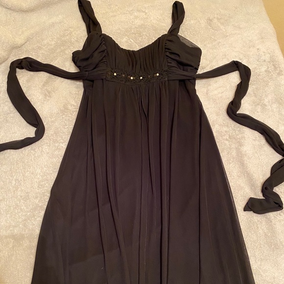 Beautiful Black Evening Gown - Picture 3 of 8